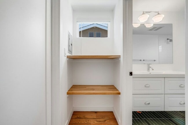 Building Photo - 2320 1/2 Alta Street