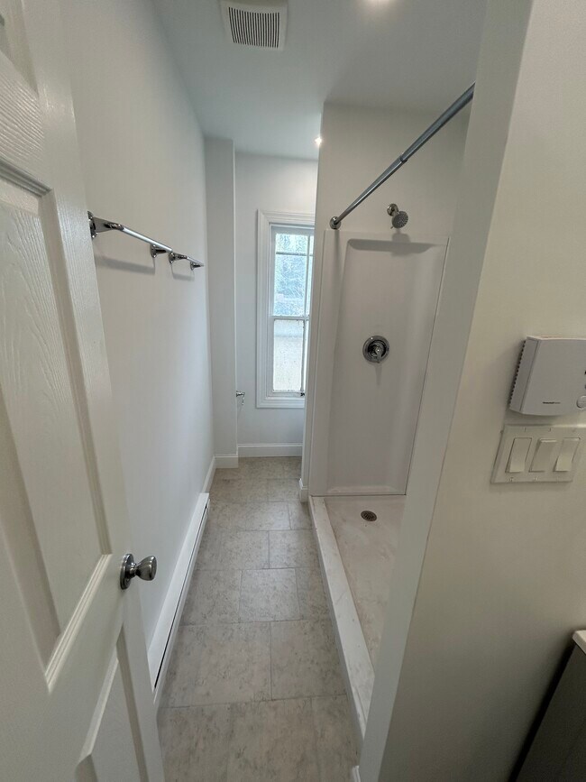 Building Photo - 411 School St