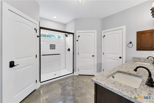 Building Photo - 1355 Estate Dr