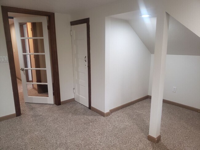 Building Photo - Large Unique House in Milwaukie with Big Fenced Yard