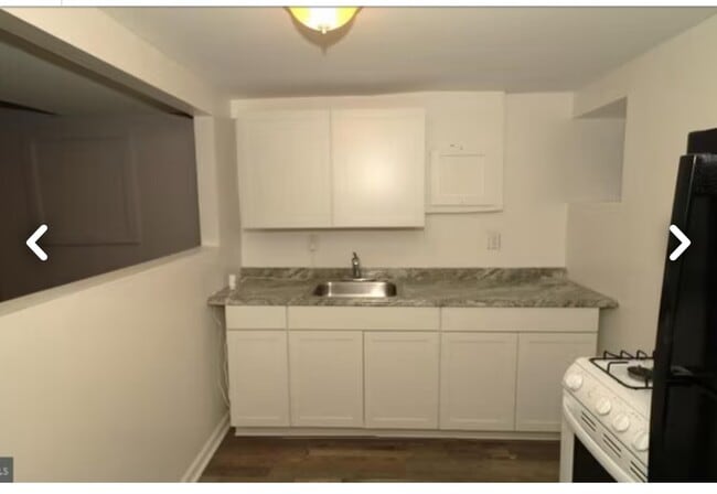 Building Photo - Studio