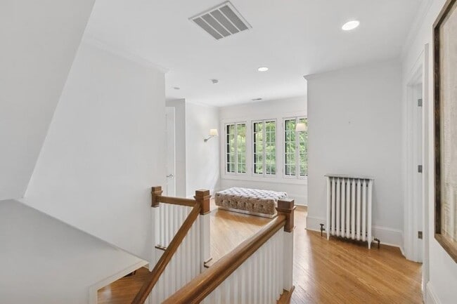 Building Photo - 404 Brown St