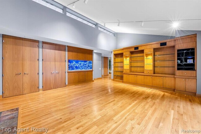 Building Photo - 5760 Snowshoe Cir