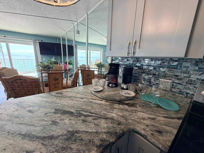 Building Photo - 8743 Thomas Dr