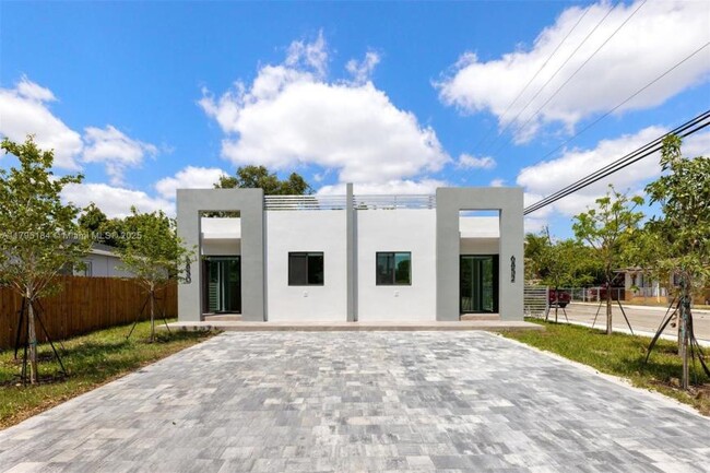 Building Photo - 3 bedroom in Miami FL 33150