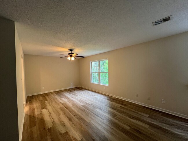 Building Photo - 253 Riverrun Dr