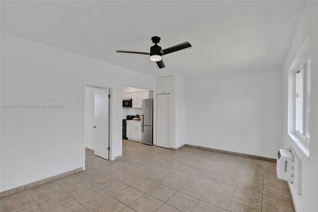 Building Photo - 2160 Bay Dr