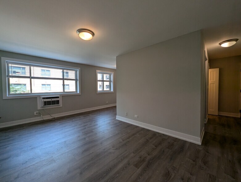 Building Photo - 542 W Surf St