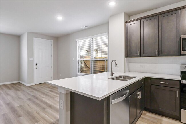 Building Photo - Gorgeous Townhouse for rent in North Fort ...