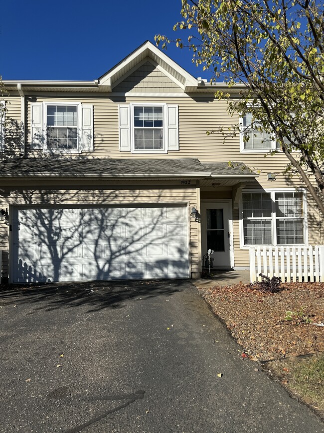 Building Photo - Shoreview Townhome