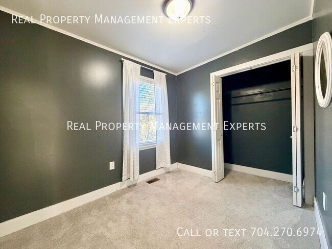 Building Photo - 903 Michigan St