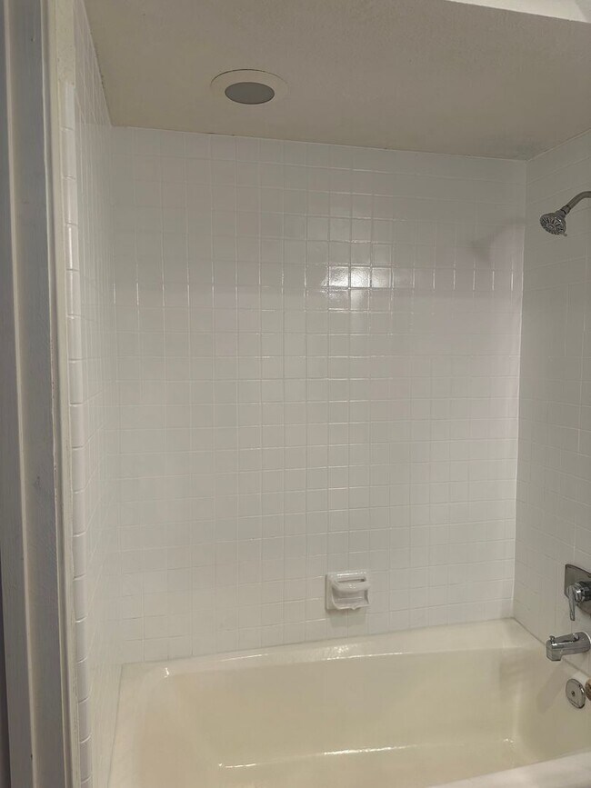 Building Photo - MISSION HILLS-SPACIOUS 2BR /2BA WITH MODER...