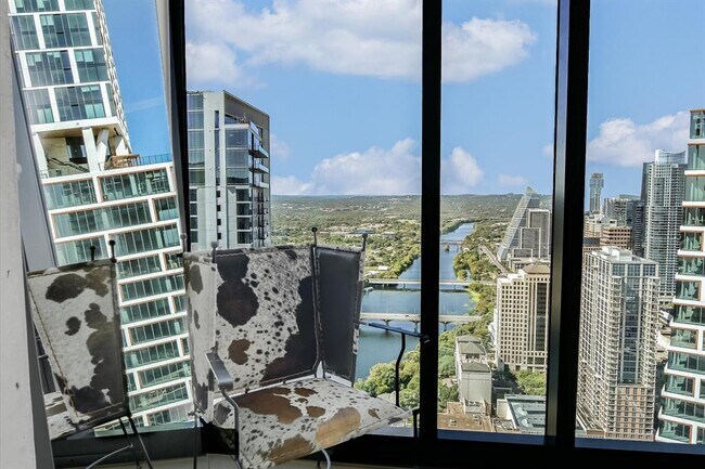 Building Photo - 610 Davis St