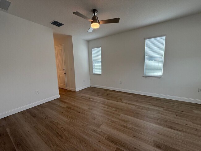 Building Photo - Beautiful 4 bedroom 2 bathroom home