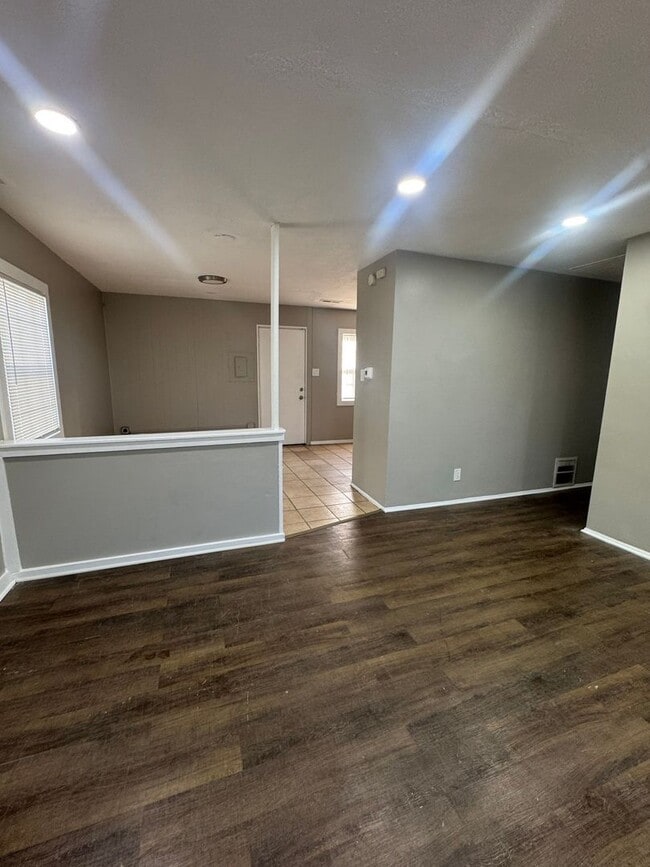 Building Photo - Charming 3-Bedroom Home in Gary