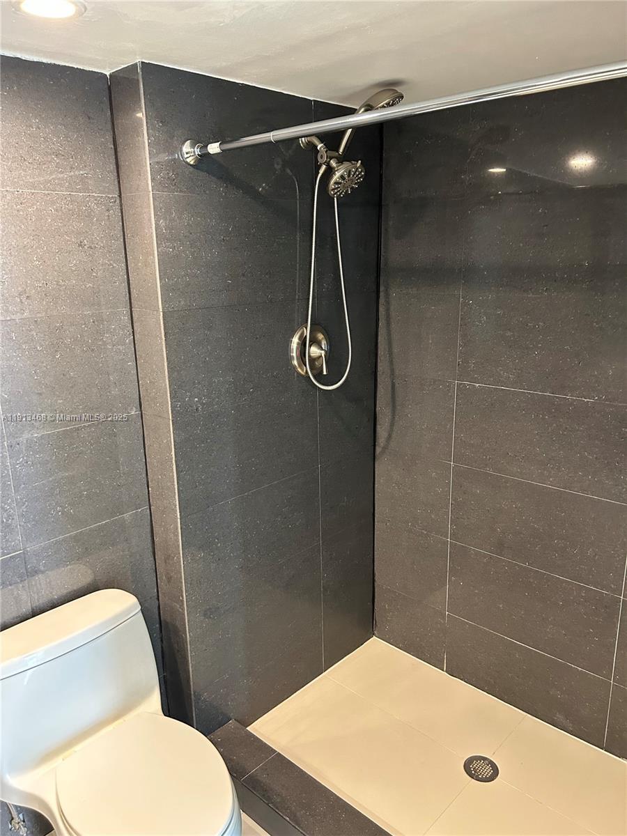 Building Photo - 100 Bayview Dr