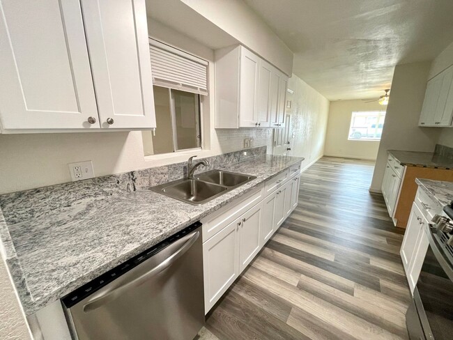 Building Photo - Beautifully Remodeled Large 3 Bedroom 2 Ba...