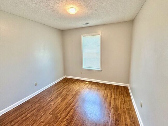Building Photo - Available Now! 3 Bedroom 2 Bath Home in Co...
