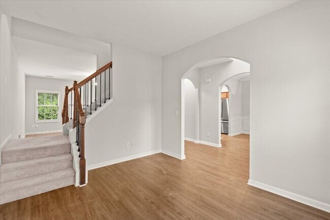 Building Photo - 5 Bedroom in Buford. Great School