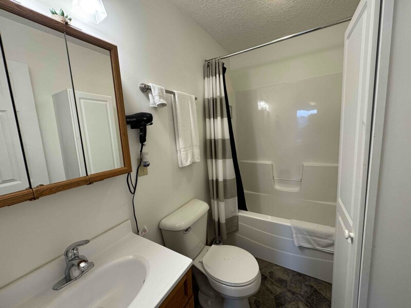 Building Photo - 931 Middle St