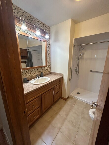 Building Photo - 4994 N Sedgewick Rd