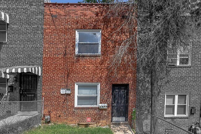 Building Photo - 2319 Chester St SE
