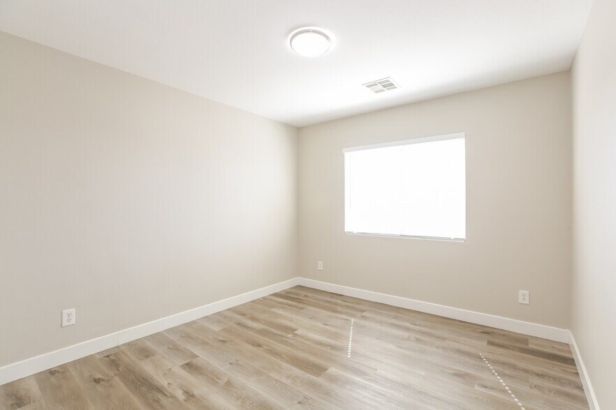 Building Photo - 4477 Oberlander Ave