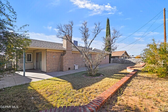 Building Photo - 208 Vista Bonita St