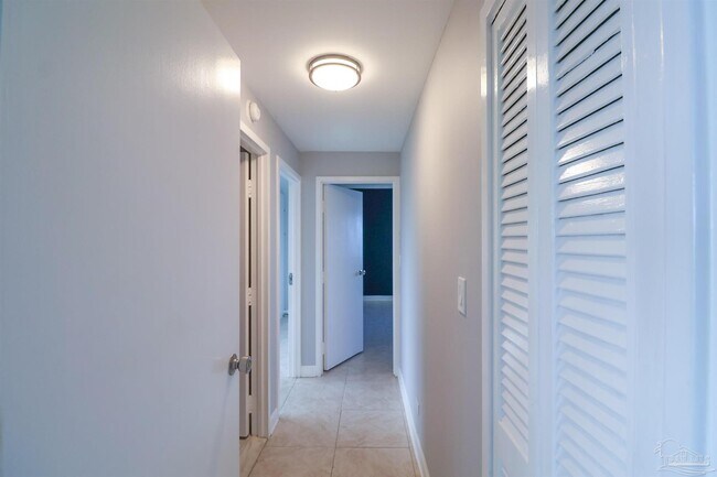Building Photo - 825 Bayshore Dr