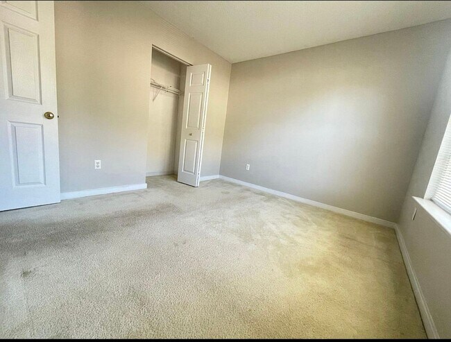 Building Photo - Beautiful two story home in the Ashbrook C...