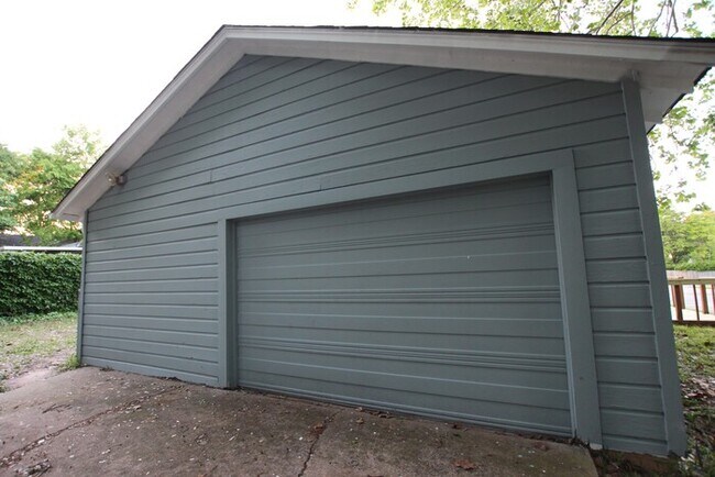 Building Photo - Available-Adorable Large 3 bedroom Home near Downtown!