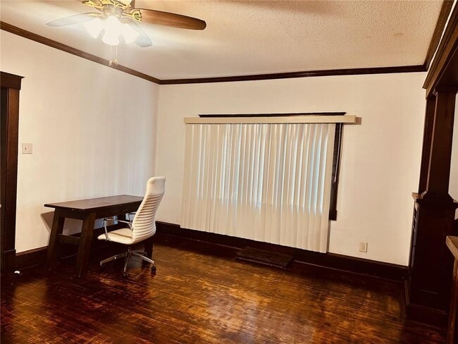 Building Photo - 246 Sidney St E