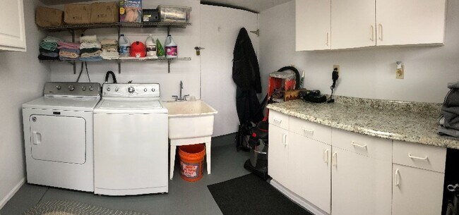 Building Photo - 3219 31st Ave W