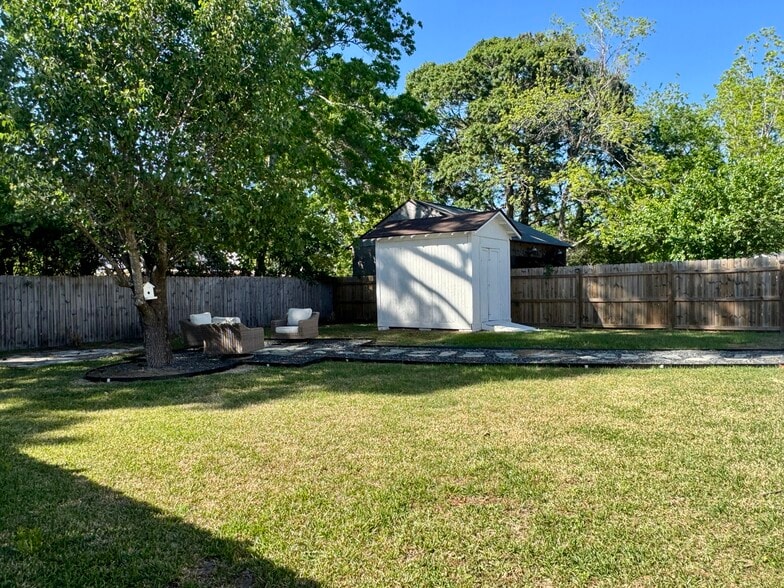 Building Photo - 814 Armsway St
