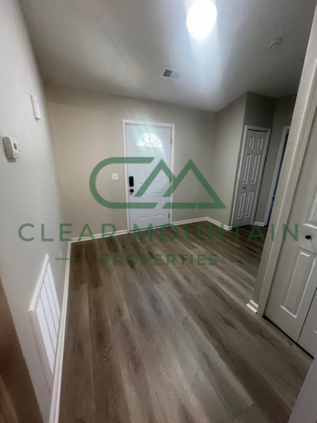 Building Photo - Modern Updates! 3 Bed/2 bath Single Family Home!