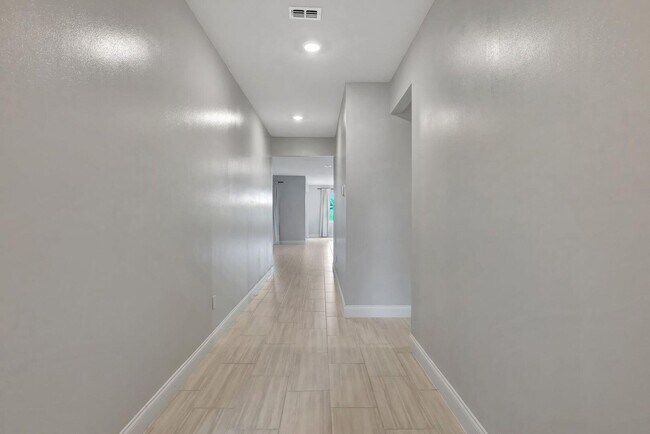 Building Photo - 8606 Dahlia Cir