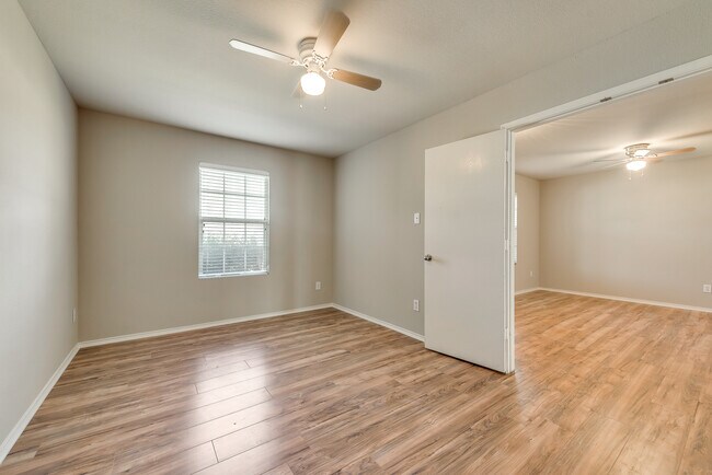 Building Photo - 9917 George Washington Dr