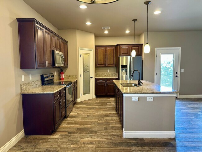Building Photo - Gorgeous 3 bedroom, 2 bathroom home with 3 car garage