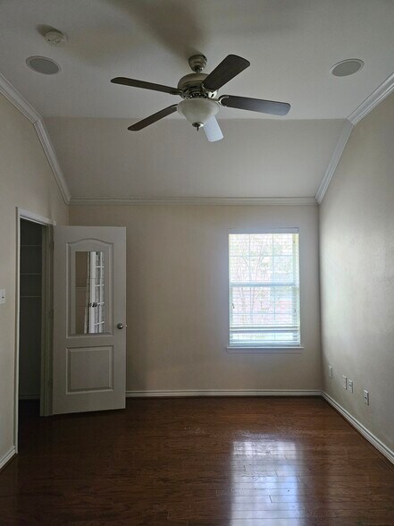 Building Photo - 8562 Robertson Dr