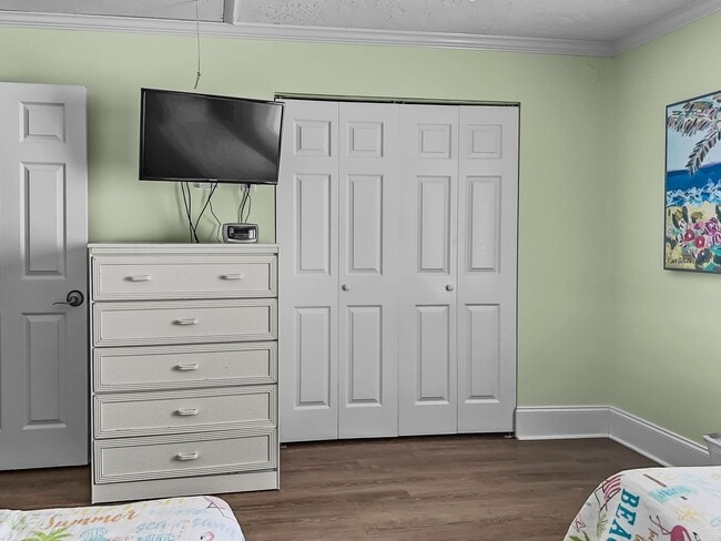 Building Photo - Amazing 3-Bed Condo with HUGE porch on the beach