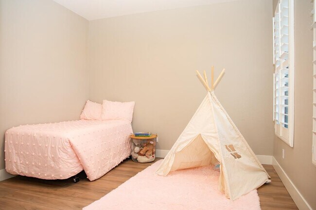 Building Photo - 1874 S 160th Ln