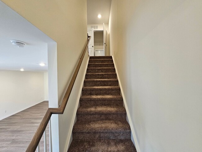 Building Photo - Like New townhome in Monroe!