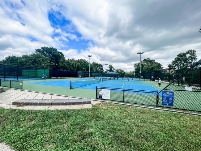 4 Tennis Courts - 901A S Scott St