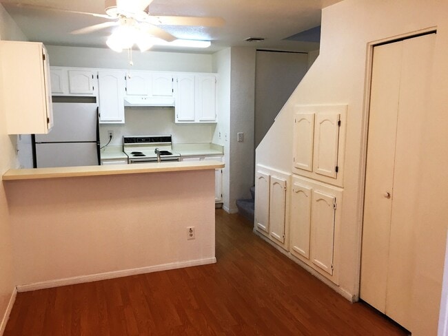 Building Photo - **COMFORTABLE 2br/2ba TOWNHOME (GILBERT & ...
