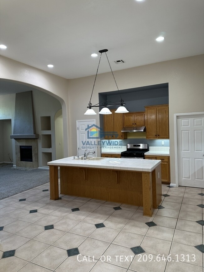 Building Photo - 2555 Crestmore Cir