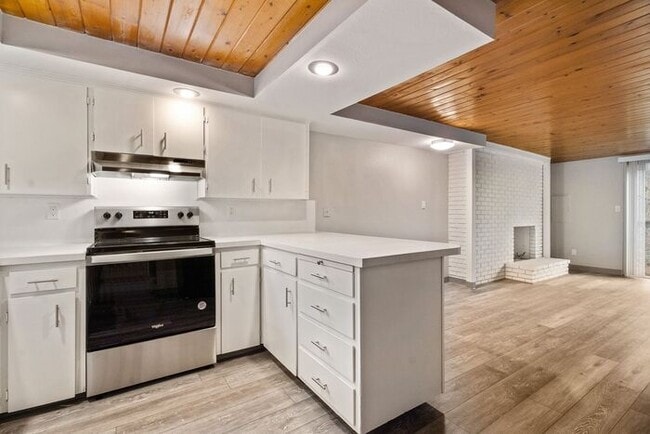 Building Photo - Beautiful 1x1 Rustic-Style Apartment