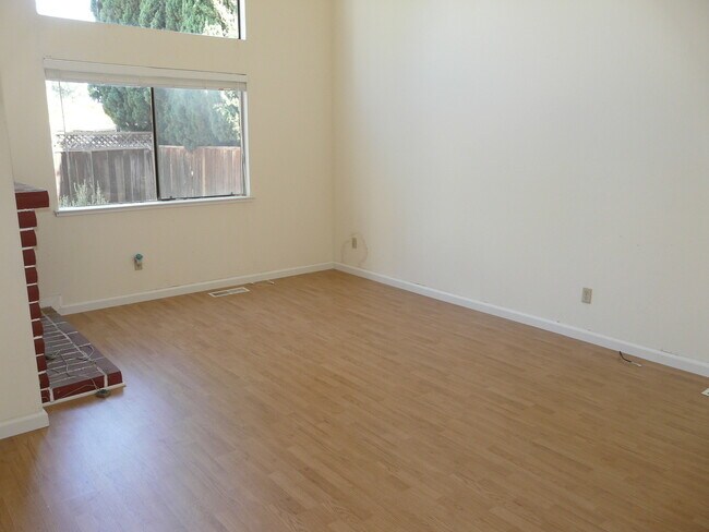 Building Photo - Bright Cambrian 3 Bedroom 2.5 Bath Home w/Office