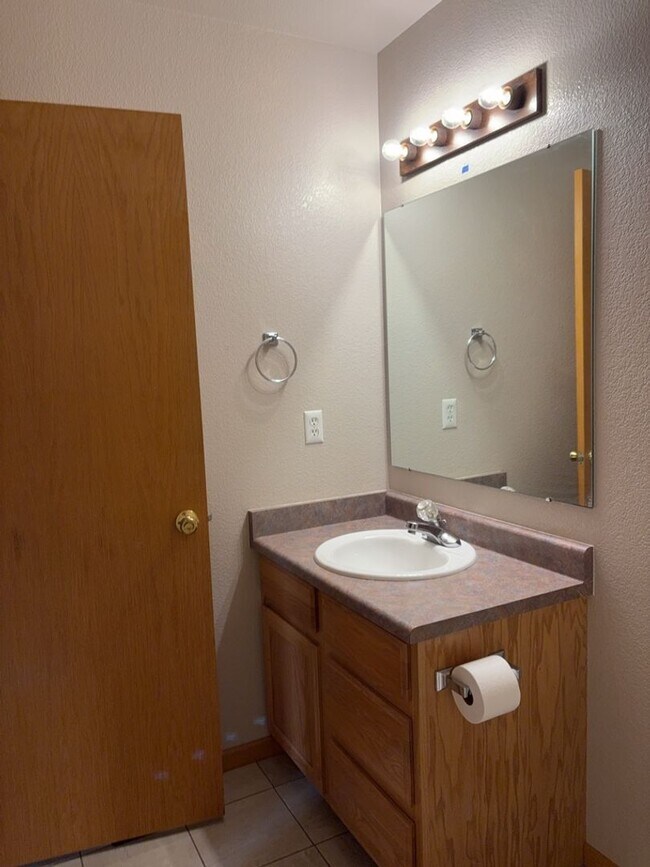 Building Photo - 3bd/3ba Johnstown Home with 2-Car Garage &...