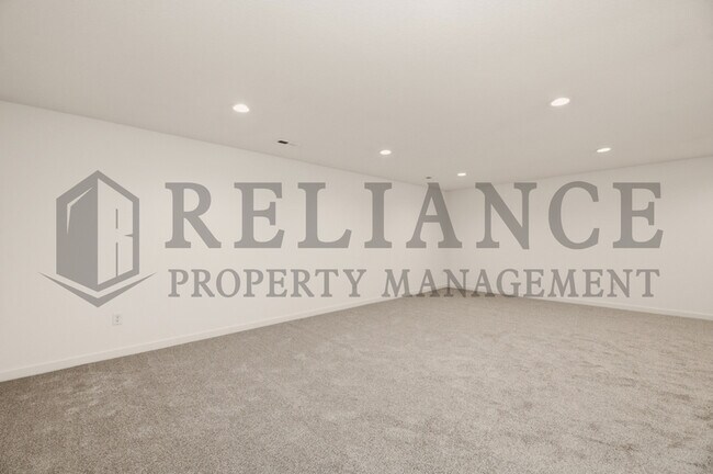 Building Photo - 5263 N Pinecrest Ct