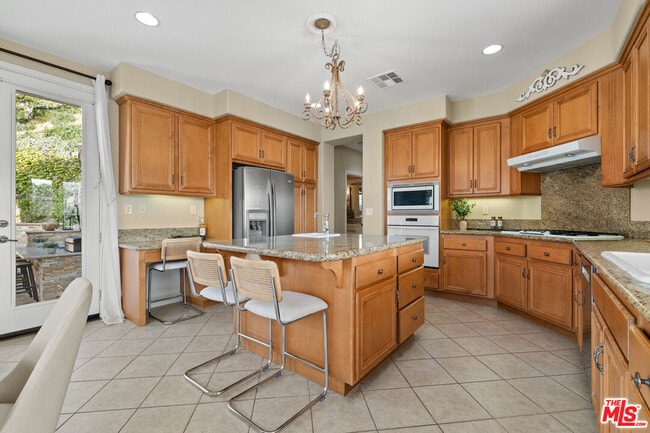 Building Photo - 657 S Ave 61